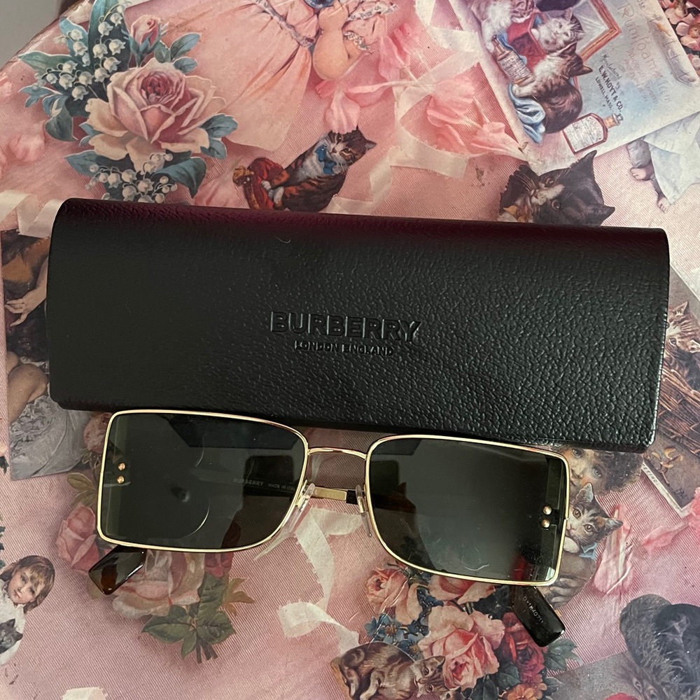 New Burberry B logo sunglasses vintage y2k vibes